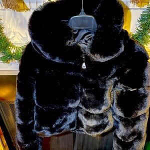 Never worn! Soft to the touch faux fur coat!
Coats fits more like a large.